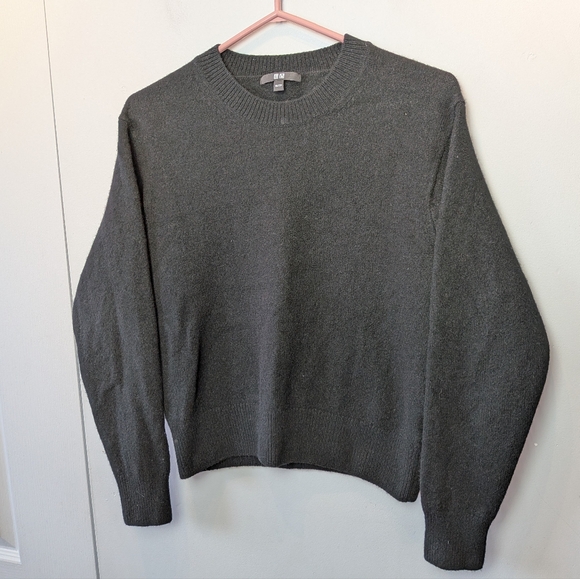 Uniqlo Sweaters - UNIQLO Black Crewneck Women Size XS 100% Wool Long Sleeve